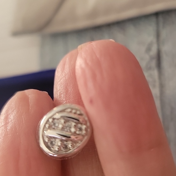 Beautiful studs - Picture 3 of 4